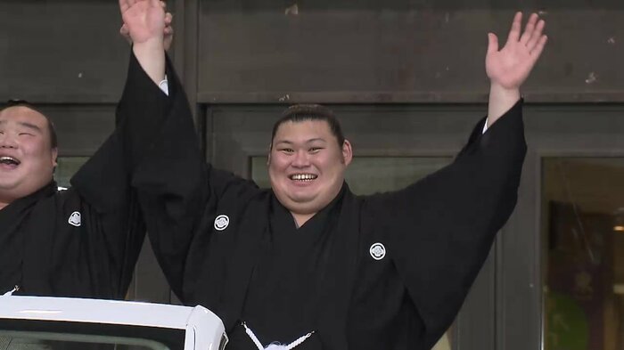 優勝パレードで歓声に応える