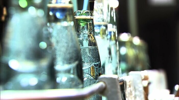 飲み口までオールガラス瓶のラムネ