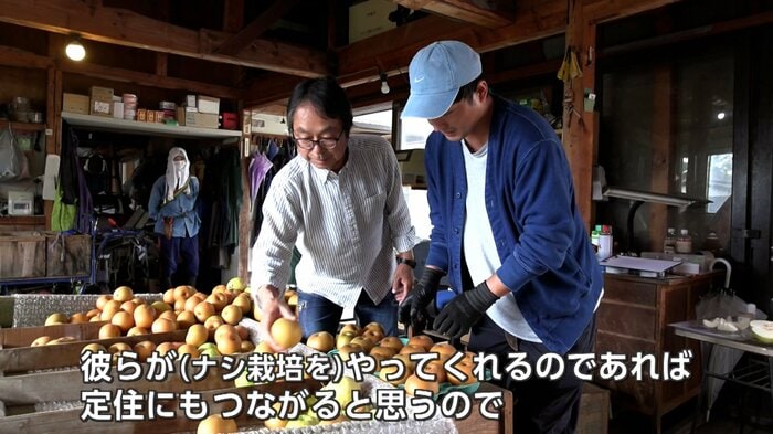 やっほ~farmに笠原果樹園を託す笠原吉範さん(左)