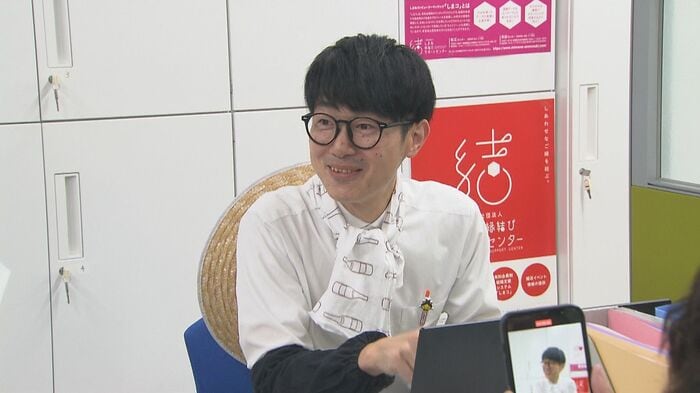 麦わら帽子に手ぬぐい姿で職員がPR