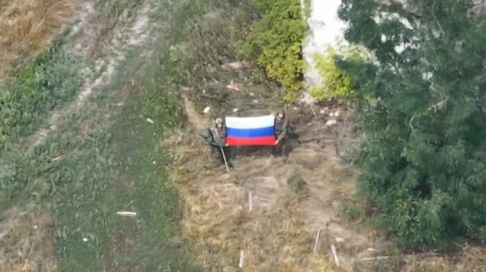 ウクライナ・ドネツク州でロシア国旗を掲げるロシア兵
