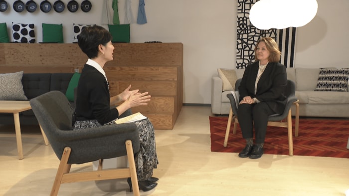 島田彩夏アナウンサーとイケア・ジャパントップのペトラ・ファーレ氏