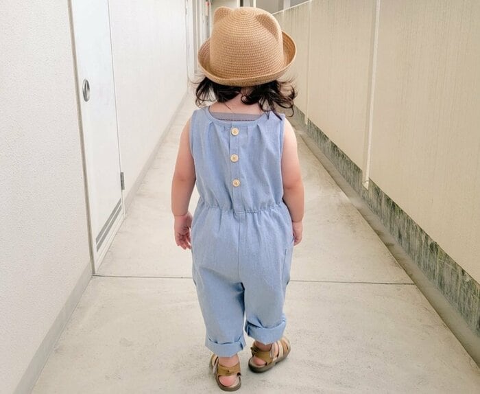 もず子さん手作りの洋服を着る娘さん