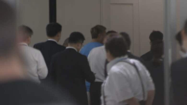 【速報】ガーシー容疑者が成田到着　まもなく逮捕の見通し｜FNNプライムオンライン