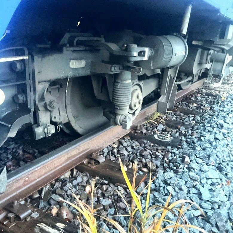 特急列車がクマと衝突し脱線、乗客32人が車内で一夜明かす＿JR宗谷線は11月1日も運休、代行バスを運行へ＿運輸安全委員会の鉄道事故調査官が現地入り〈北海道中川町〉｜FNNプライムオンライン