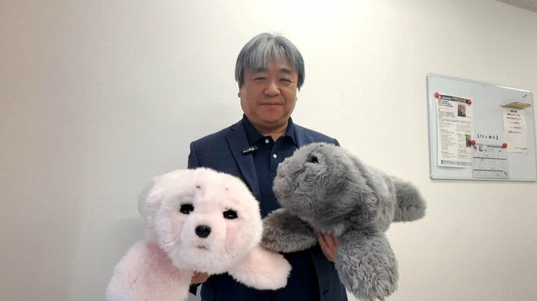 日本発の“最もセラピー効果があるロボット”・「パロ」が世界で活躍！ふれあいで「鬱や睡眠改善」「認知症ケア」に効果【アスヨク！】｜FNNプライムオンライン