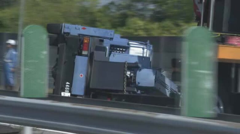 丸亀市飯山町の高松自動車道下り線で高所作業車が走行中に横転　車運転の男性は無事【香川】｜FNNプライムオンライン