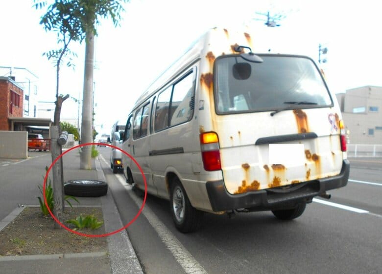 ワンボックス車の左前輪から外れたタイヤが住宅の柵に衝突…昼下がりの札幌市西区でタイヤ脱落事故が発生するも、巻き込まれた人やケガ人なし…警察が定期点検を呼びかけ＜北海道札幌市＞｜FNNプライムオンライン