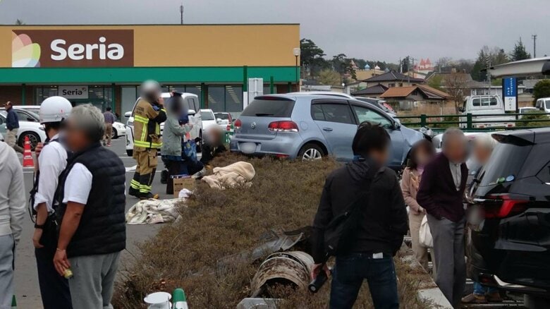 【速報】スーパー駐車場で車が暴走　買い物客や車に次々に衝突　高齢女性1人が意識不明の状態　運転の70代女性も搬送｜FNNプライムオンライン