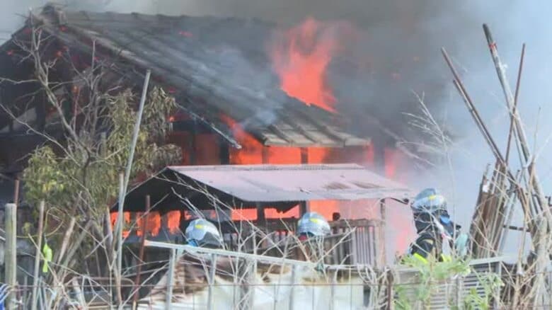新居浜の住宅敷地で農業用倉庫から火　隣の倉庫に延焼し２棟全焼　火元倉庫は当時無人　原因調べる【愛媛】｜FNNプライムオンライン