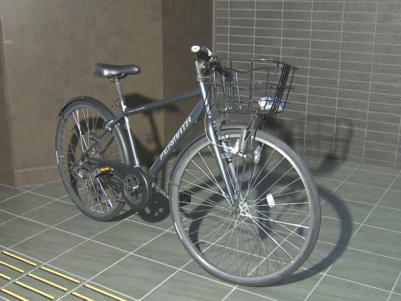 下り坂で速度出ていたか…横断歩道で自転車の15歳少年が車とぶつかり意識不明の重体 助手席のドア付近大きくへこむ｜FNNプライムオンライン