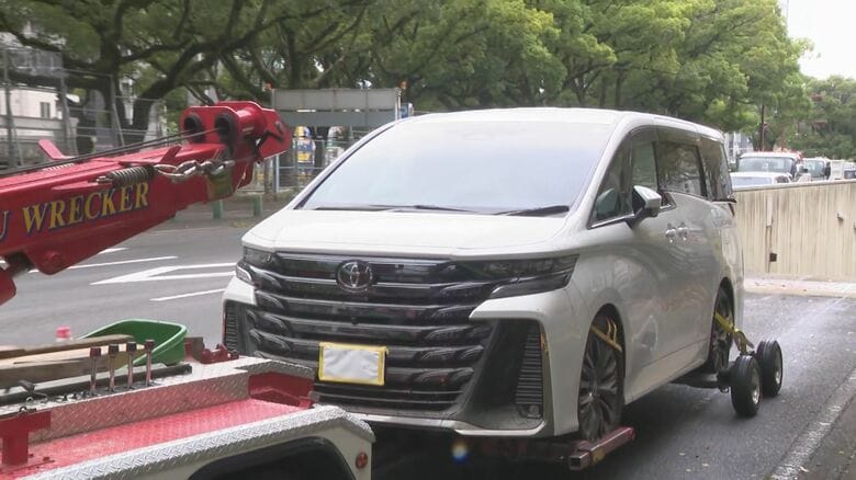 通路にあった2台が地上へ…274台が水没した地下駐車場で車の搬出作業開始 仮置き場へ運搬後に所有者に引き渡し｜FNNプライムオンライン