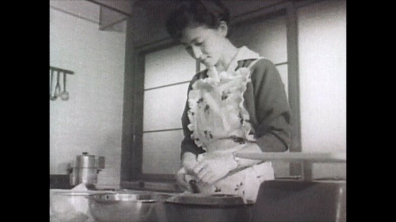 昭和36年(1961年)10月 台所で調理される上皇后・美智子さま