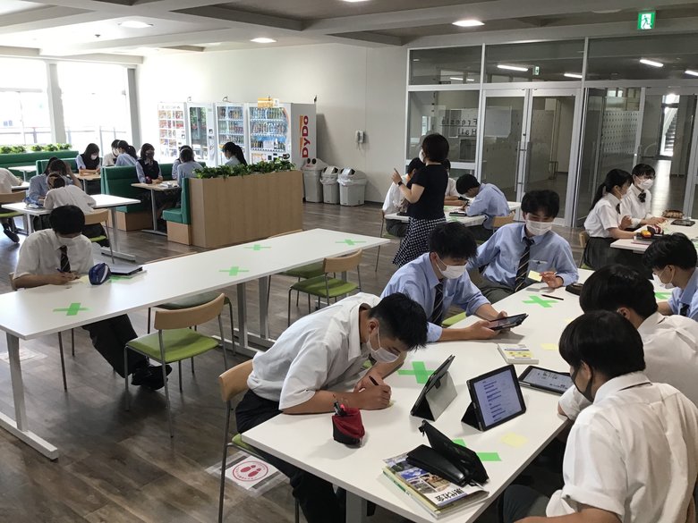 横浜創英高校では授業に端末を持参してグループ学習を行う