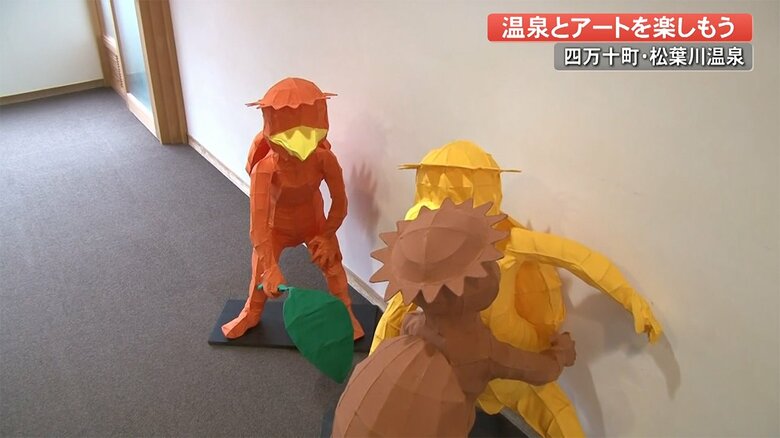 相撲を取るカッパに行司を務めるカッパも…
