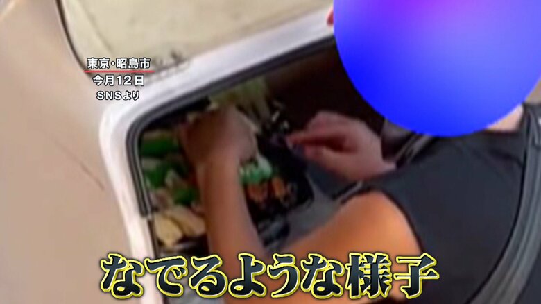 商品のふたを開け、素手で触っている様子