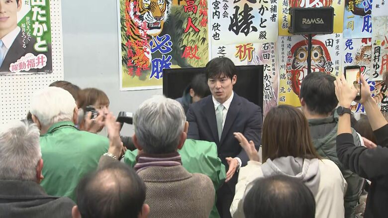 支援者に囲まれる石田氏