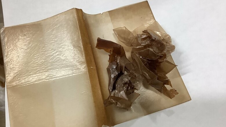 古本から剥がしたグラシン紙（提供：吉本書店）