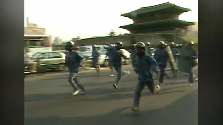 軍事政権時代に民主化デモ隊を鎮圧する白骨団