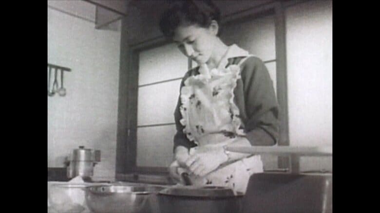 昭和36年（1961年）10月　台所で調理される上皇后・美智子さま