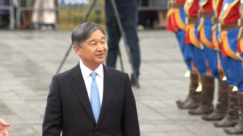 チンギスハン像の前で行われる歓迎式典に出席する天皇皇后両陛下　モンゴル・スフバートル広場