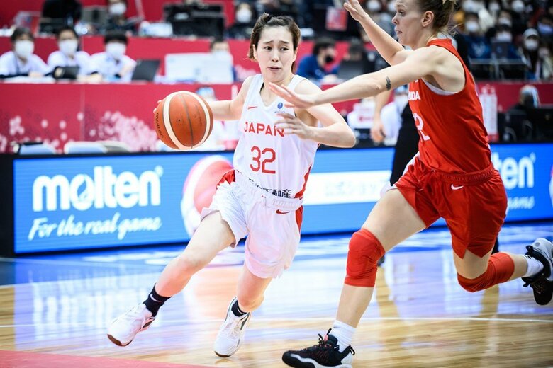同じくポイントガードとして選出された宮崎早織選手（2月10日、対カナダ戦より）（C）FIBA