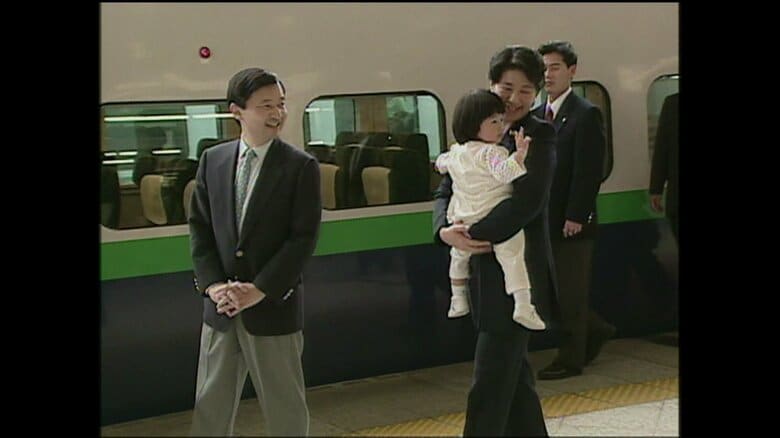 ホームに集まった人々に手を振られる