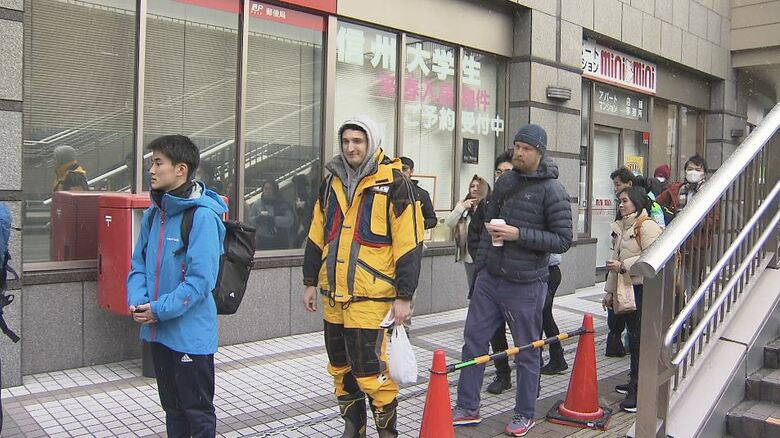 バスを待つ列