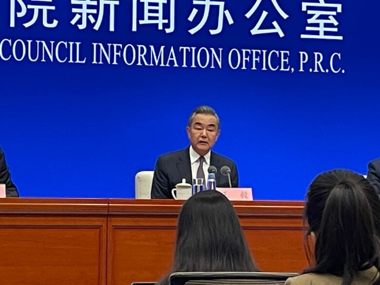 会見に出席した王毅氏は明らかに疲れが見えた（9月26日）