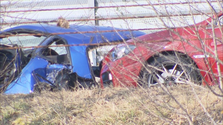 男性らは青い車に乗車していた