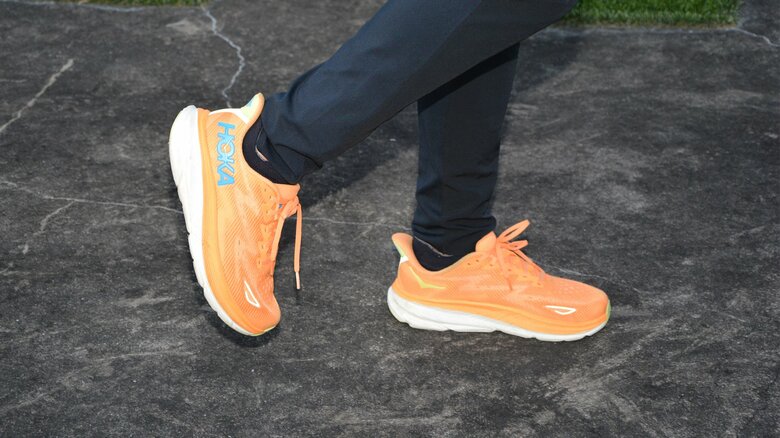 取材時に金さんが履いていたのはカーボンプレートなしの厚底シューズ