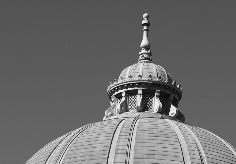 中央のドームは全体を引き締める最も重要なシンボル。よく見ると2段に重なった大小のドームでできている。これが上昇感を出している（『至高の近代建築』より）