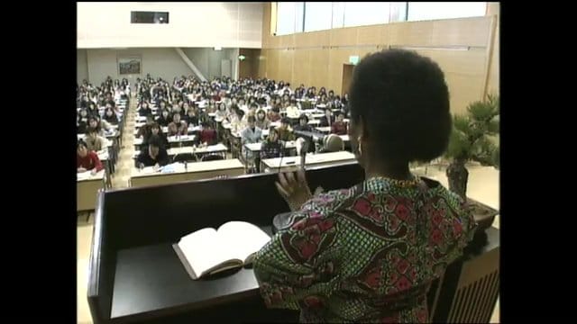 講演をするマリールイズさん（1997年2月）