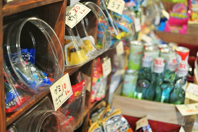 たまに駄菓子屋を楽しむこともあったはず（画像：イメージ）