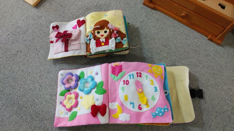 布製の仕掛け絵本も高校生の手作り