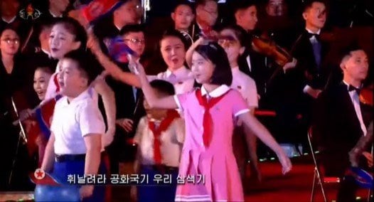 少年少女による合唱の冒頭、クローズアップで登場した少女