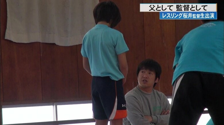 桜井監督から指導を受ける中学1年生の桜井つぐみ選手（左）