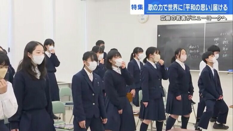 腹筋を使って発声練習をする合唱部の生徒たち