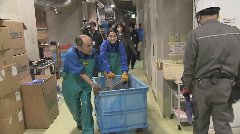 ウツボを運ぶスタッフ