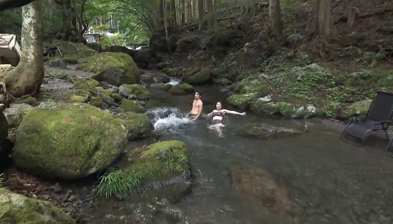 近くの川で“クールダウン”