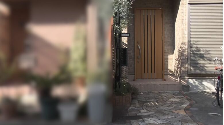 左：隣人の女性の家　右：山本被告の家（当時）