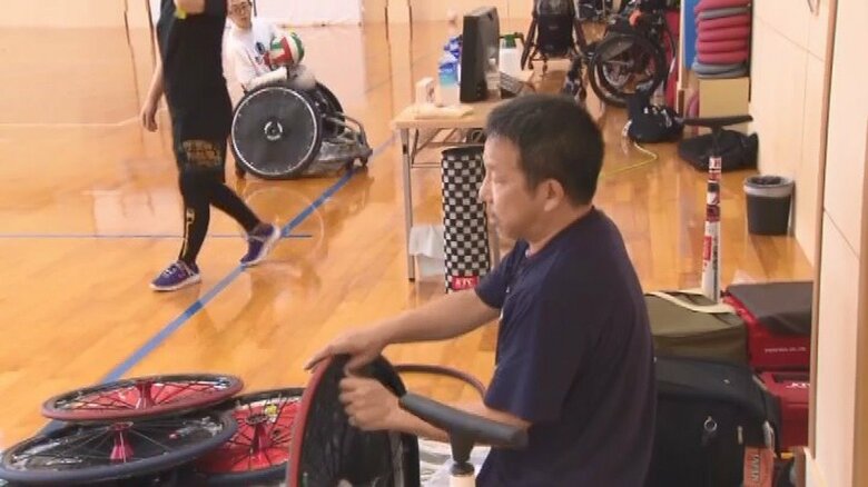 次々とタイヤの整備を行う川﨑さん