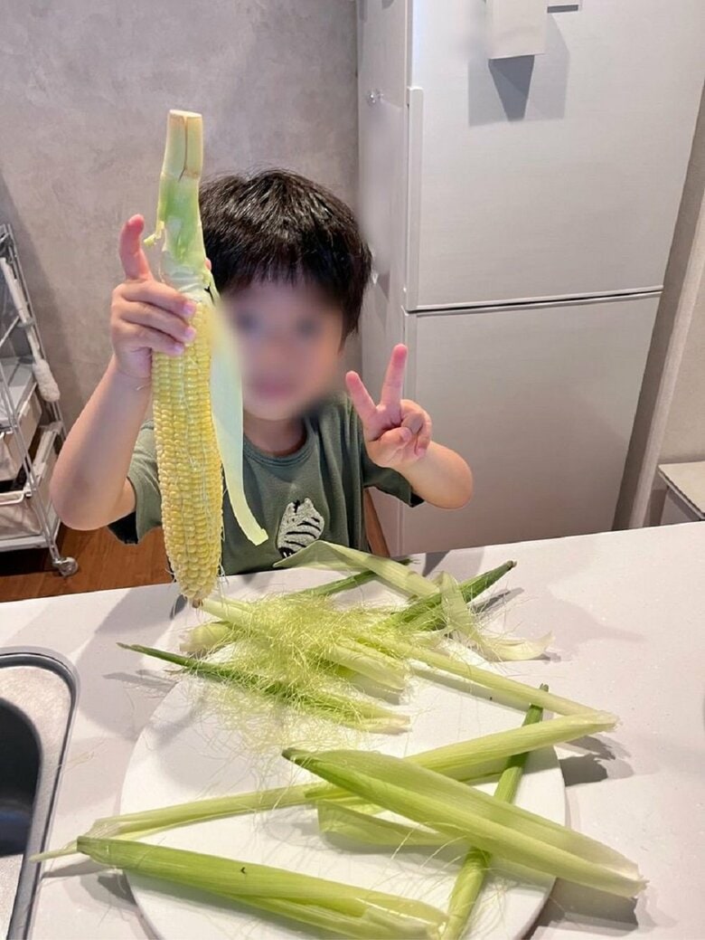 お料理のお手伝い　トウモロコシむけましたのピース