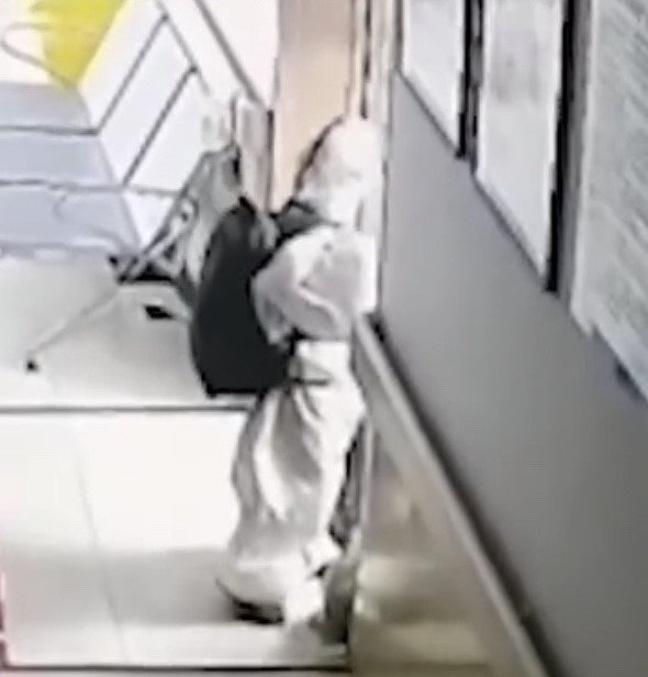 中国・福建省の病院で4歳児が検査を受ける動画　（中国のＳＮＳ：ウェイボより）