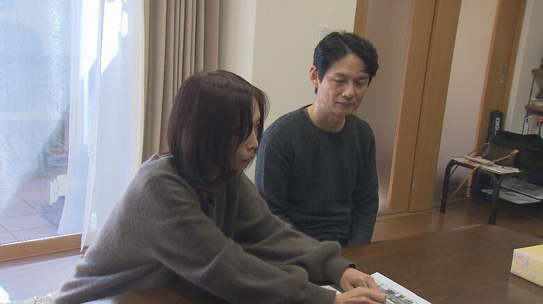 最高裁前に取材に応じる樹生さんの両親（2025年1月）