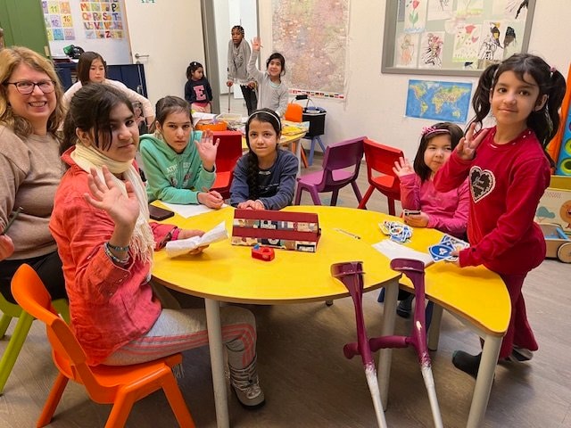 多様な子どもが共存している。（中央がビビカズムさん）