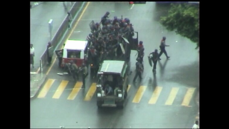 トラックから降りる治安部隊