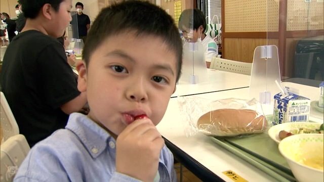 高級サクランボを味わう児童