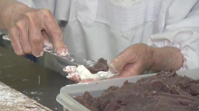 65年の感覚！？ヘラであんこを詰めていく