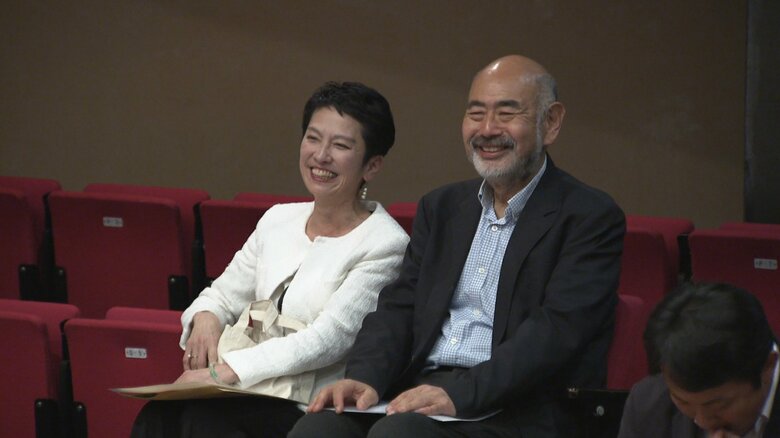 投票直前、談笑する蓮舫氏と川名氏